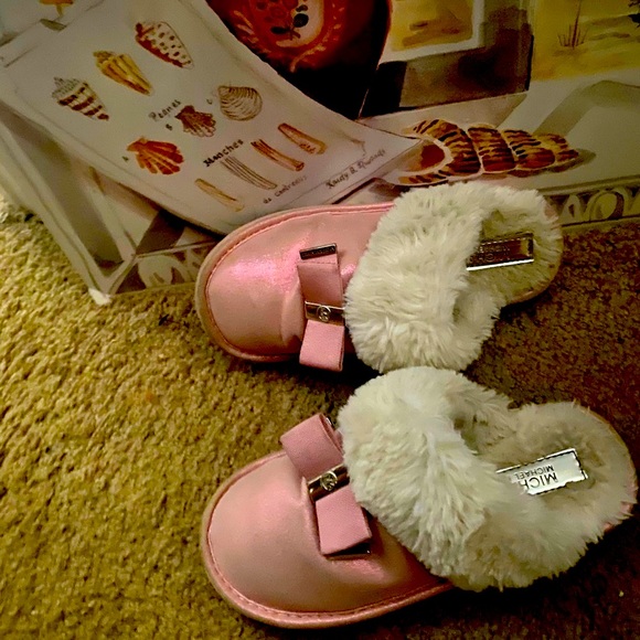 🌹FINAL PRICE Michael Kors Adorable Girl’s Metallic Pink & White Faux Fur Slides - Picture 1 of 15